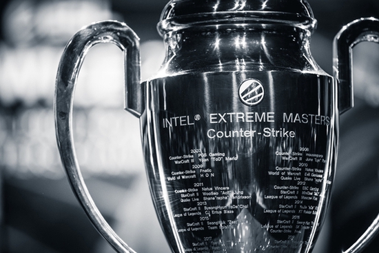 ESL的奖杯上刻满了历年比赛冠军的名字